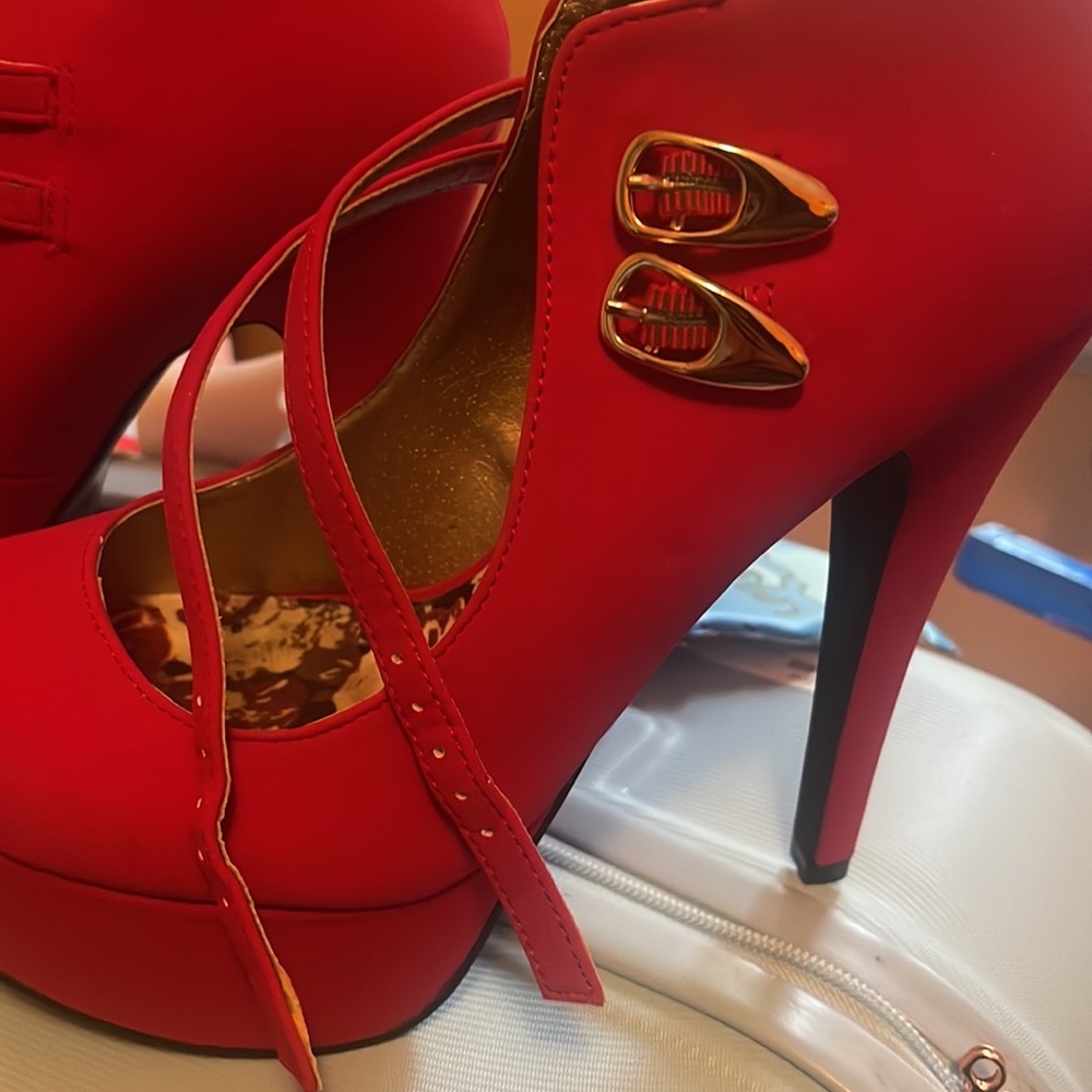 Red pumps - Picture 5 of 6